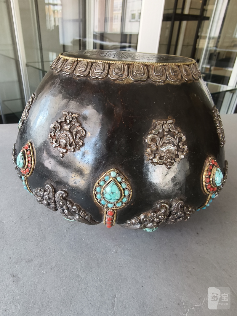 A PARCEL-GILT SILVER AND SEMI-PRECIOUS STONE INLAID METAL BOWL - 图9